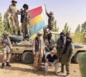 Esta foto tomada el 21 de enero de 2025 muestra al rehén español Navarro Giane Gilbert posando con milicianos tuareg en Tinzaouaten, Mali, luego de ser liberado esta semana. Gilbert fue secuestrado en el sur de Argelia la semana pasada.