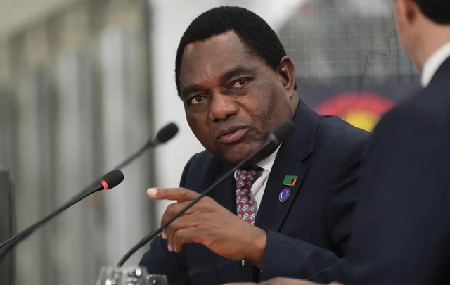 El presidente de Zambia, Hakainde Hichilema, habla durante la Cumbre Transafricana del Corredor de Lobito en la fábrica de procesamiento de alimentos Carrinho cerca de Lobito, Angola, el 4 de diciembre de 2024. (Foto AP/Ben Curtis, archivo)
