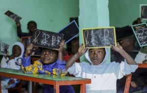 Unos niños se sientan en un aula en la Organización de Apoyo a los Migrantes y Refugiados de Nouadhibou, Mauritania / Foto AP/Khaled Moulay