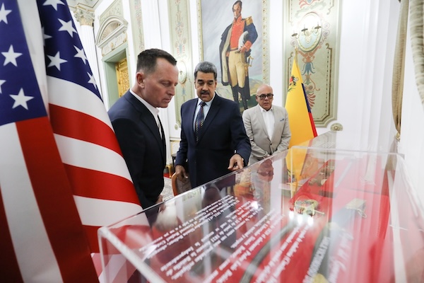 Grenell junto al presidente Maduro en el despacho de Miraflores
