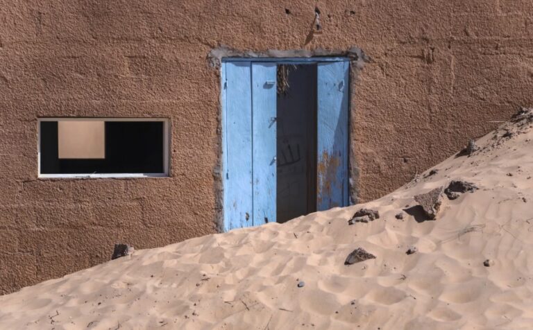 Una casa abandonada se encuentra en la arena cerca de Chinguetti, Mauritania, el 13 de enero de 2025. (Foto AP/Khaled Moulay)