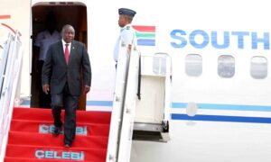 El presidente sudafricano Cyril Ramaphosa observa durante su llegada antes de la cumbre del G20 / Foto: REUTERS/Archivo Foto