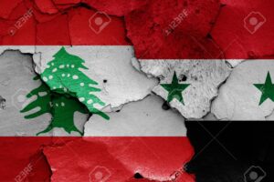 Banderas de líbano y siria pintadas en la pared agrietada