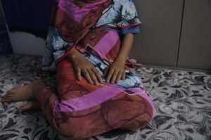 En esta fotografía difundida por UNICEF, una víctima de violación de 16 años descansa sobre un colchón en una oficina de UNICEF en Sudán Foto: UNICEF vía AP