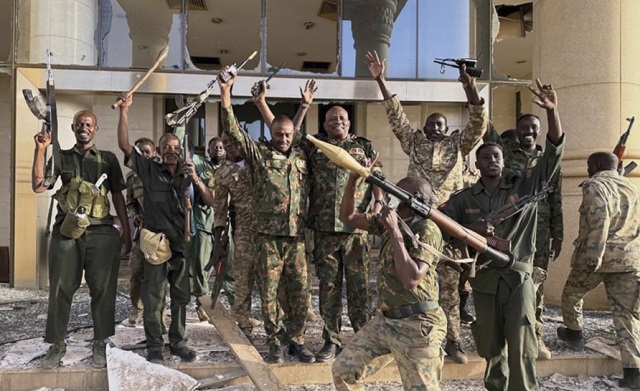 En esta imagen publicada por las Fuerzas Armadas Sudanesas (SAF) en redes sociales, soldados celebran tras tomar el Palacio Republicano en Jartum, Sudán, el viernes 21 de marzo de 2025. (SAF vía AP)