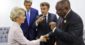 Ursula von der Leyen John Kerry Emmanuel Macron y el presidente sudafricano Cyril Ramaphosa / Foto: © africanews Ludovic Marin/AP Derechos de autor