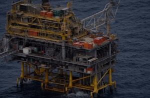 Vista general de una plataforma petrolífera en el mar frente a Túnez, donde más de 30 migrantes, incluidos dos niños, han estado varados durante tres días / Foto: Reuters