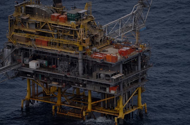 Vista general de una plataforma petrolífera en el mar frente a Túnez, donde más de 30 migrantes, incluidos dos niños, han estado varados durante tres días / Foto: Reuters
