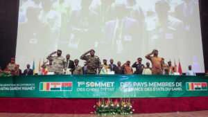 Los jefes de Estado de Mali, Assimi Goita, el general de Níger, Abdourahamane Tiani, y el capitán de Burkina Faso, Ibrahim Traore, durante la primera cumbre de la Alianza de Estados del Sahel (AES) en Niamey, Níger, el 6 de julio de 2024