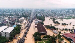 La gente camina por las calles inundadas de Kinshasa, República Democrática del Congo, el domingo 6 de abril de 2025. (Foto AP/Samy Ntumba Shambuyi)